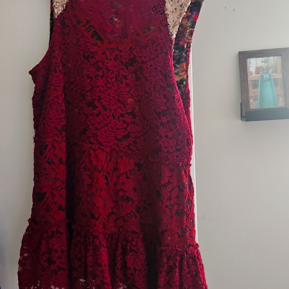 Gimmicks by BKE Burgundy Crochet Lace Floral Sleeveless Keyhole Back Tunic Top